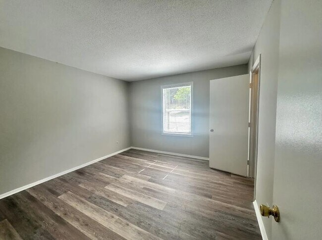 Building Photo - 1440 Nottingham Rd