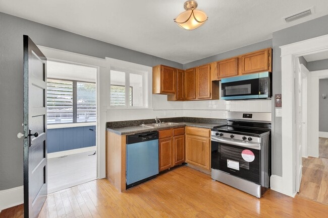 Building Photo - Beautifully renovated 3-bedroom, 2-bathroom upstairs apartment in the heart of historic Eustis!