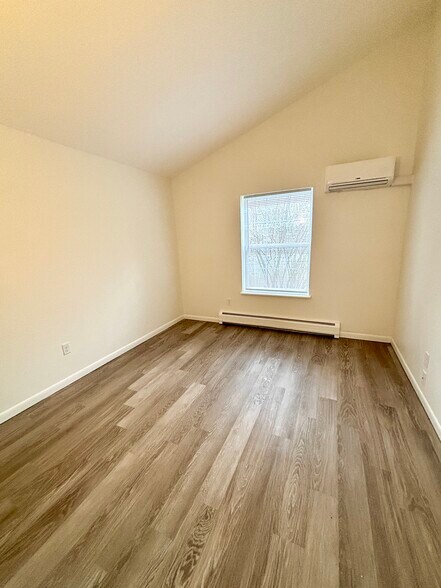 Building Photo - 402 Warren Rd