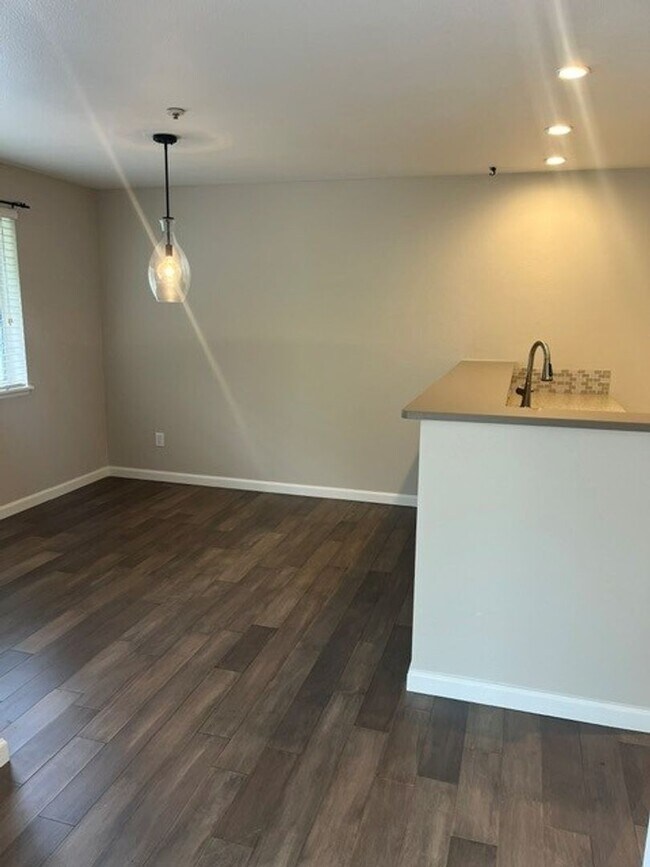 Building Photo - 2Bd/1Ba Newcastle Condo