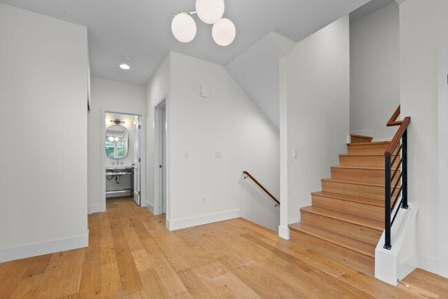 Building Photo - Stunning Modern Air-Conditioned Townhome in Coveted Whittier Heights
