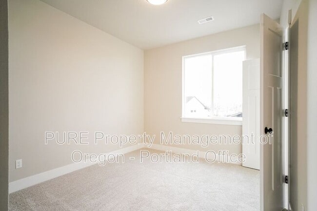 Building Photo - 2659 NE Justus Ave