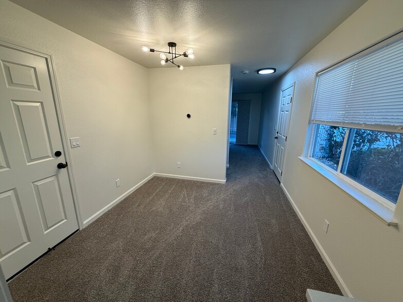 Building Photo - 625 Sunny Ln