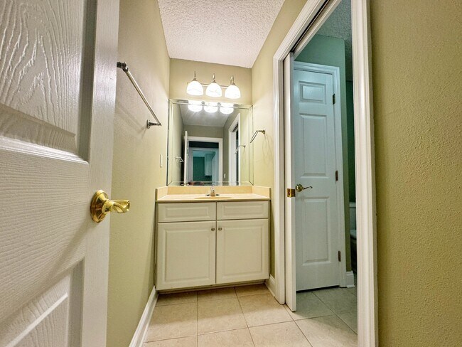 Building Photo - Spacious two-story island townhome in gate...