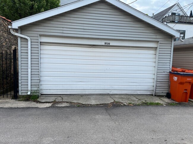 Building Photo - 1030 W George St