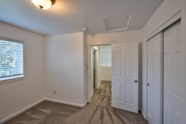 Building Photo - 993