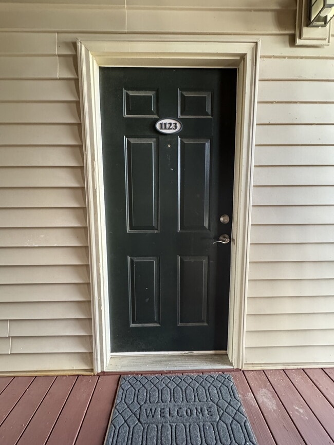 Primary Photo - 3 bed 3 bath student and family housing ap...