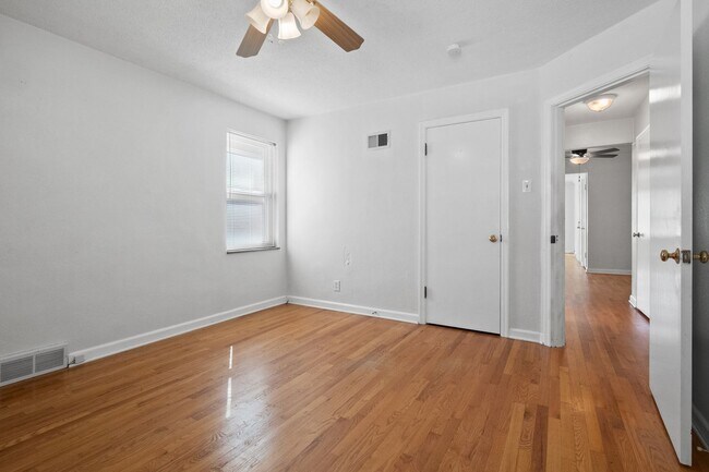 Building Photo - 7112-7114 Jamieson Ave