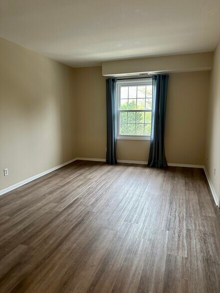 Building Photo - 3945 Lyndhurst Dr