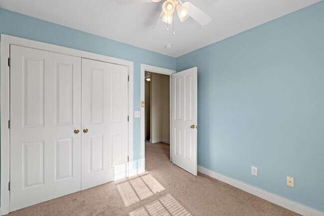 Building Photo - 220 Twin Oaks Dr