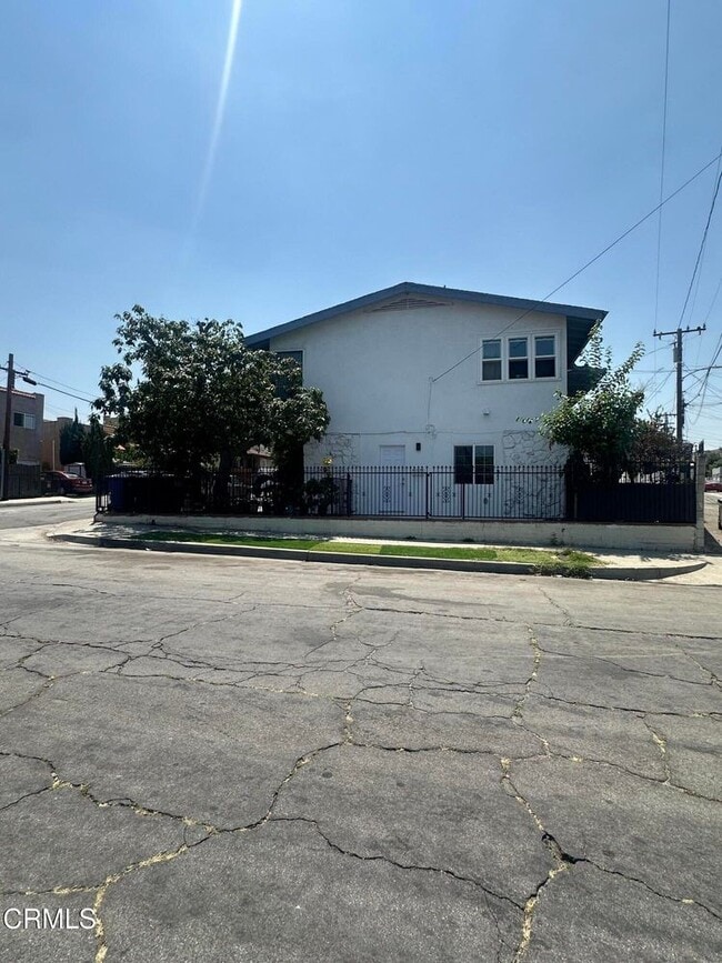 Building Photo - 1441 N Carmelita Ave