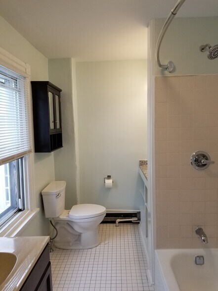 Full Bath - 4541 Manayunk Ave