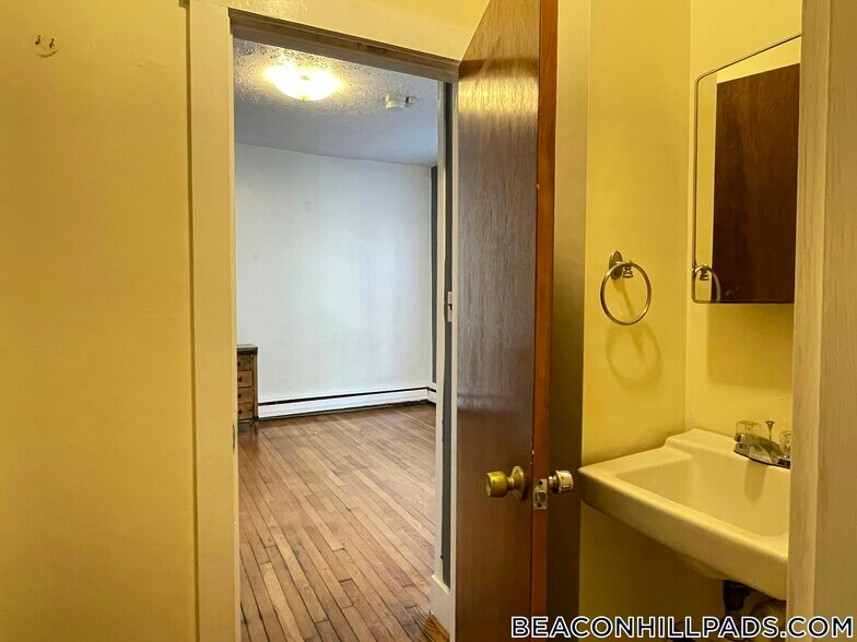 Building Photo - 41 Anderson St