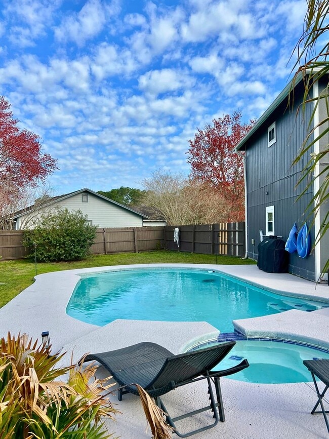 Building Photo - Charming 3-Bedroom Home with Modern Upgrad...