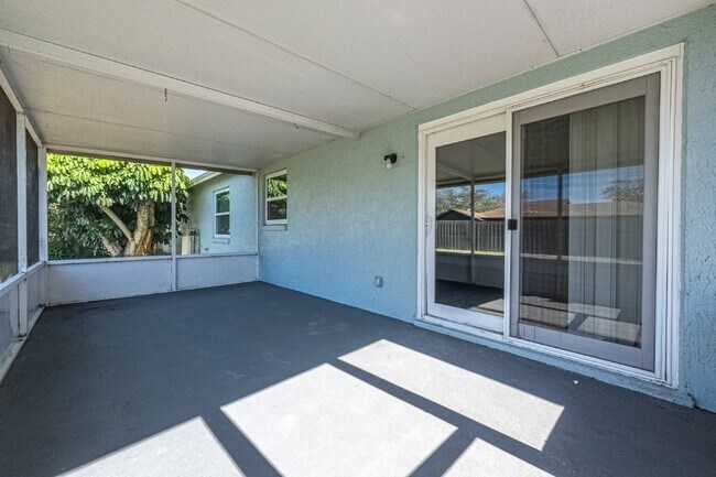 Building Photo - Centrally located 3 bedroom, 2 bathroom single family home