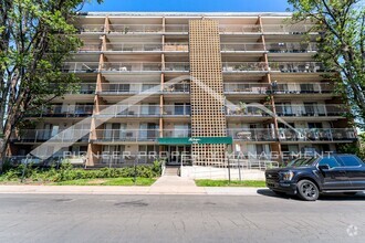 Building Photo - Gorgeous Condo with Ductless AC System an...