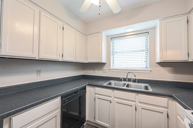 Building Photo - 2711 Quarry Hill Rd