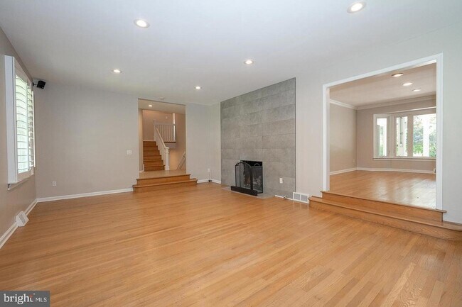 Building Photo - 327 Strathmore Rd