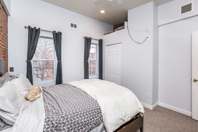Building Photo - Amazing 3 bed 2 bath with a roof top deck ...