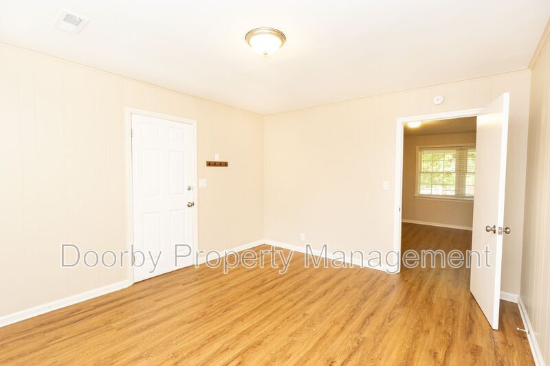 Building Photo - 207 Memorial Dr