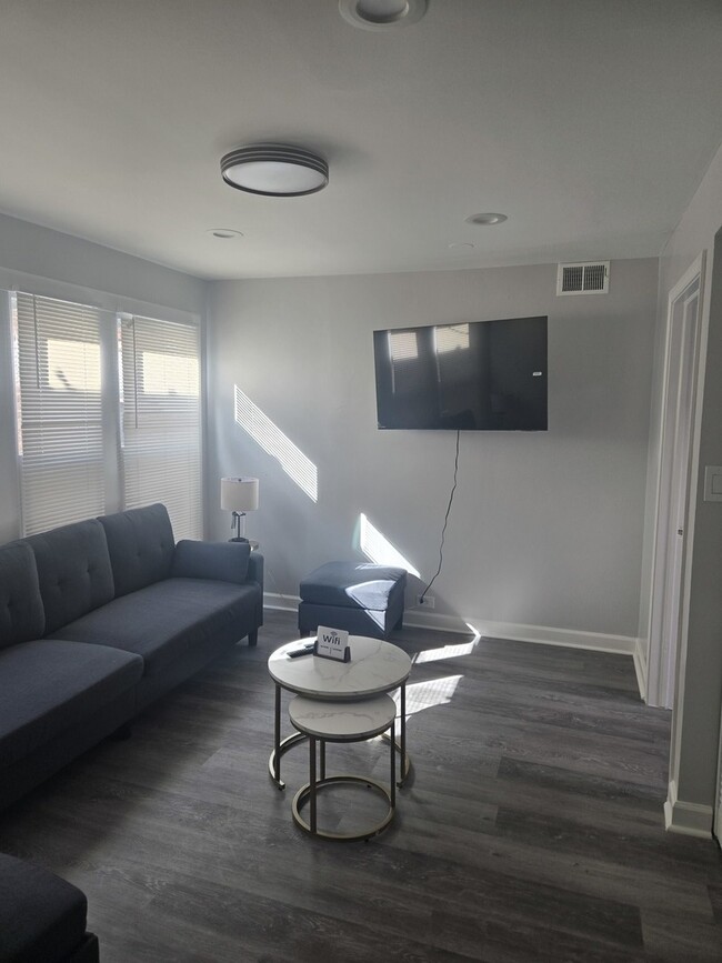 Building Photo - 8304 S Kedzie Ave