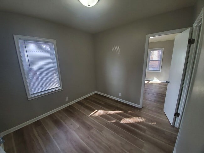 Building Photo - 3 Bedroom, 1 Bathroom with partially fence...