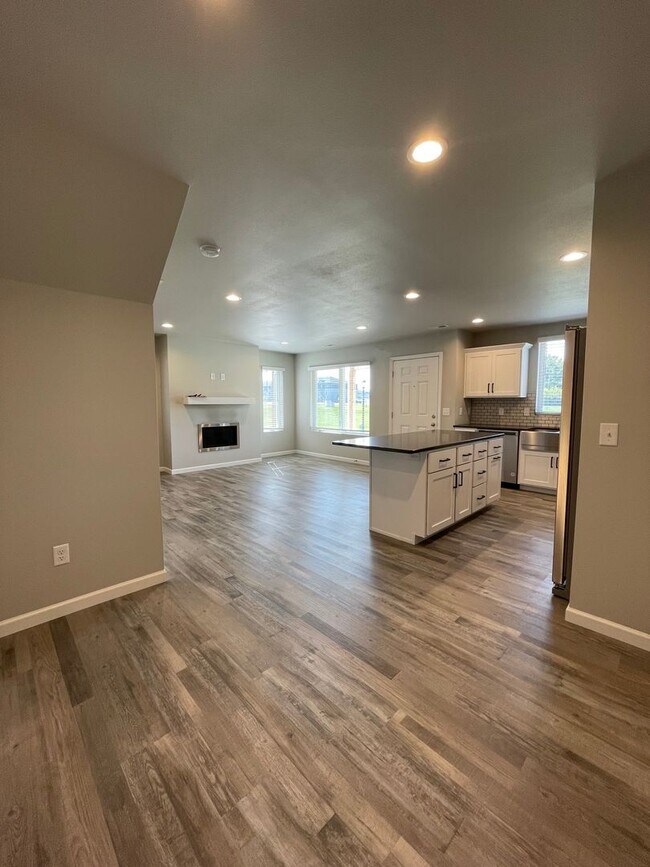 Building Photo - Beautiful Home Located in a Private Community!