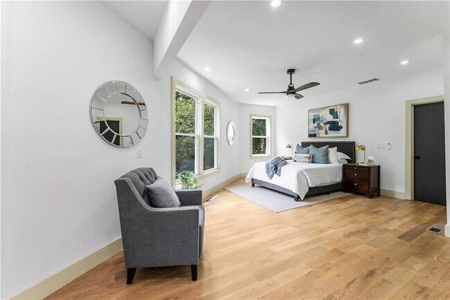 Building Photo - 335 Eureka Dr NE