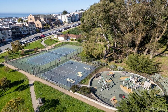 Building Photo - 1640 Taraval St