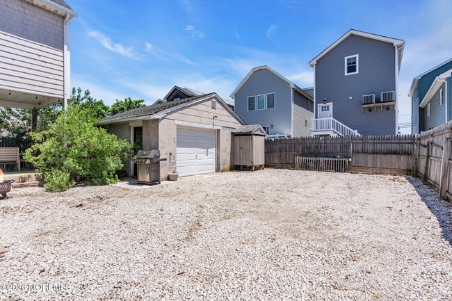 Building Photo - 216 4th Ave