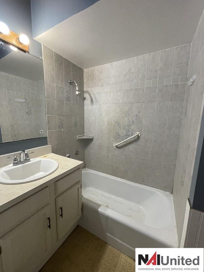 Building Photo - 3 bedroom, 1 bath duplex for rent!