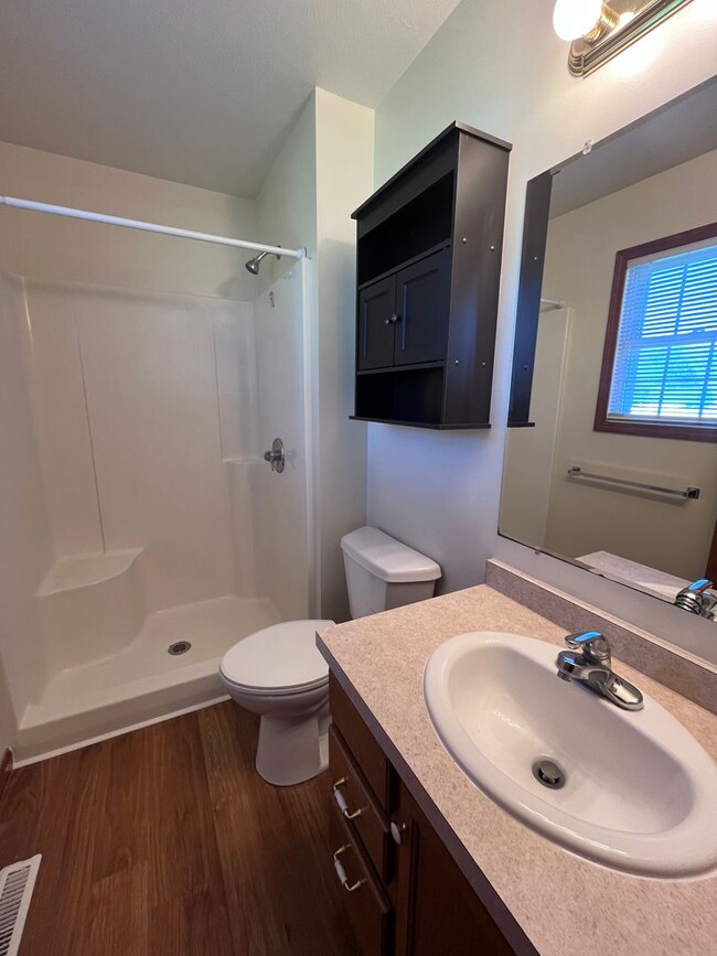 Building Photo - 3-Bedroom Duplex Available in Goshen