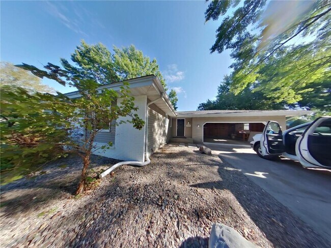 Building Photo - 3820 Union Terrace Ln N