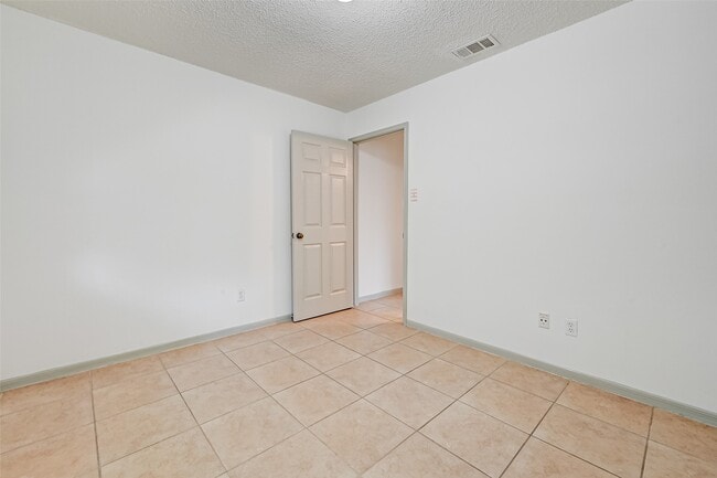 Building Photo - 9814 Paddock Park Dr