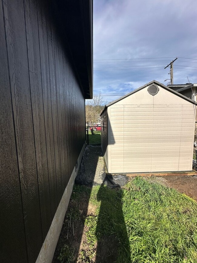 Building Photo - 3 Bedroom 2 Bath in Chehalis