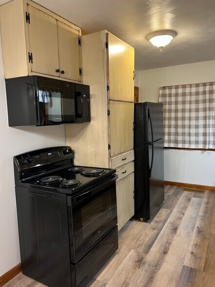 Kitchen / Dining Room - All Brand New Appliances (Refrigerator, Oven/Range, Microwave, Dishwasher) - 704 E Pike St