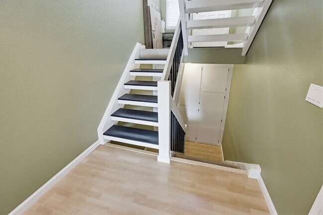 Building Photo - Welcome to this beautiful 1,042 sq. ft. condo offering modern comfort in a prime location!