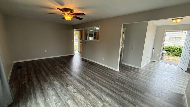 Building Photo - Spacious 3 bed 1 bath, big yard, pets ok, see walkthrough video