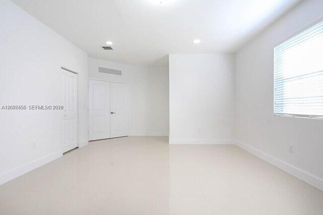 Building Photo - 15505 SW 12th Terrace