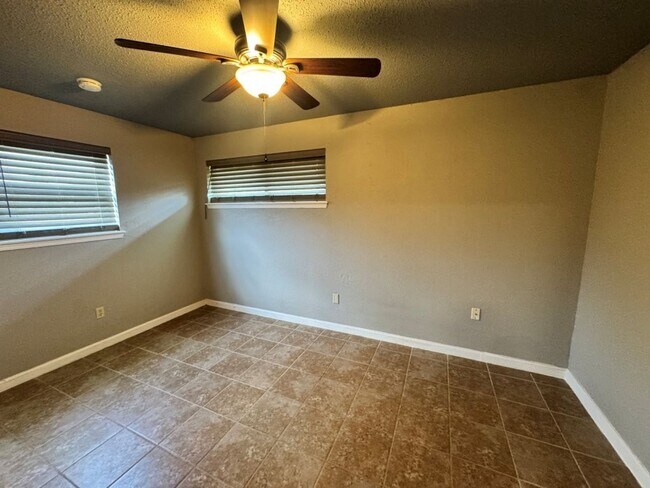 Building Photo - 2 bed , 1 and a 1/2 bath, garage conversion with two living rooms and a storage space! Moore scho...