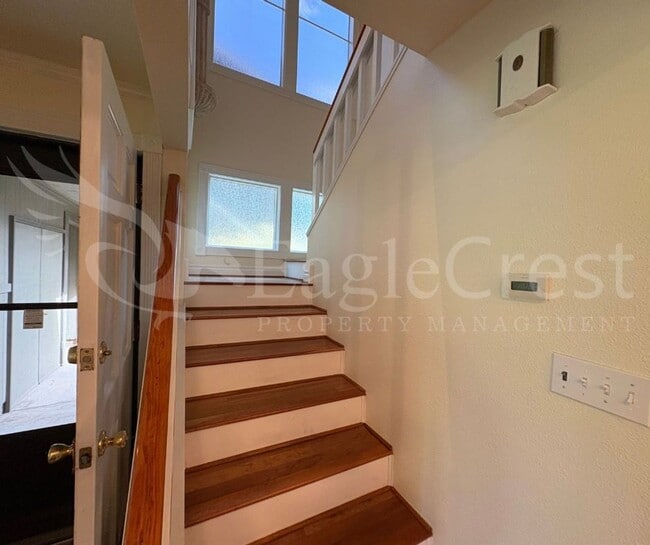 Building Photo - Three Bedroom Townhome Near Country Club G...