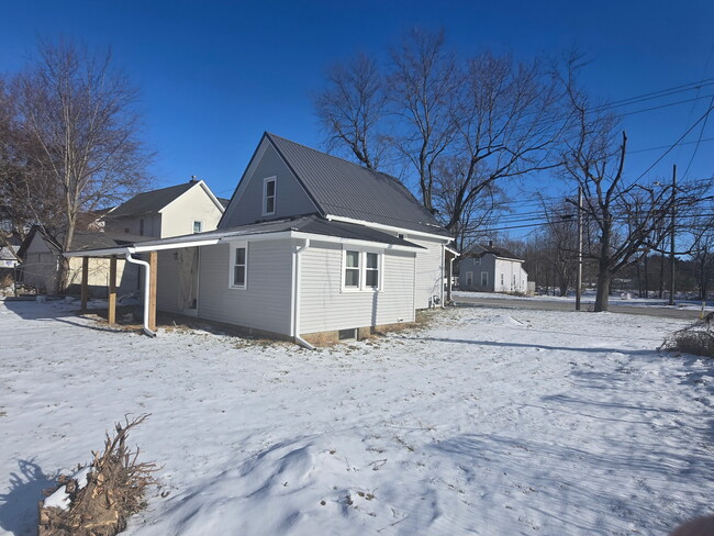 Building Photo - C-bus road house