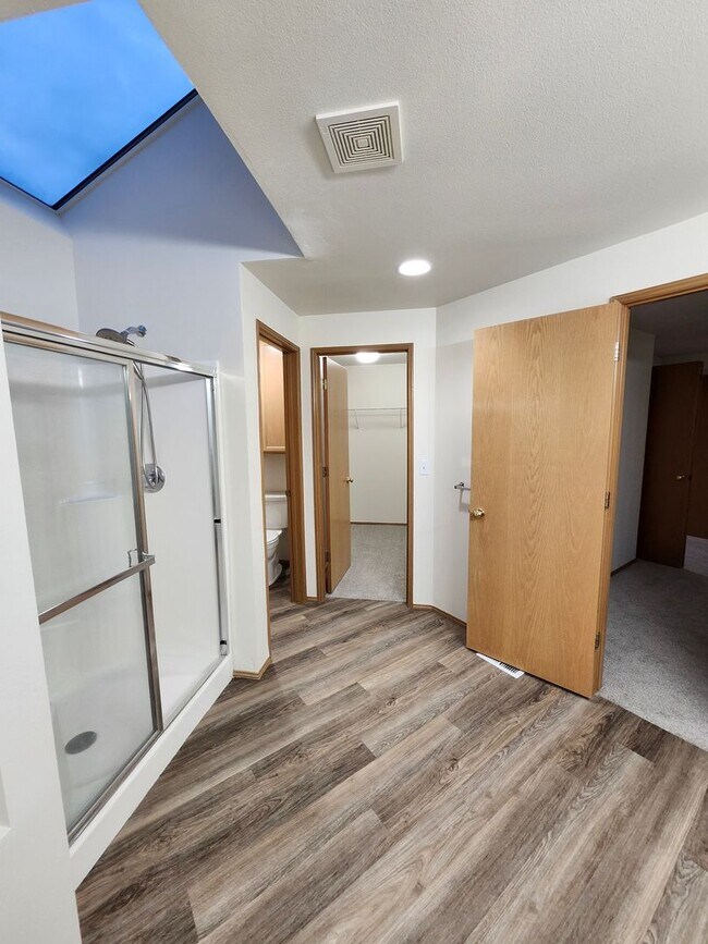 Building Photo - Move-In Special: $1000 off- 4 bed + Office, Quartz Kitchen Countertops