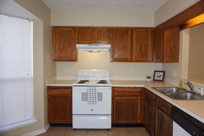 Building Photo - 2 bedroom townhome on Westside