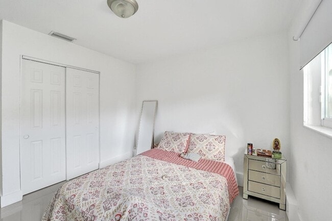 Building Photo - 3322 McKinley St