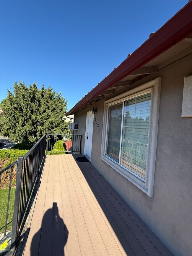 Building Photo - Updated 2-Bedroom Condo West Richland