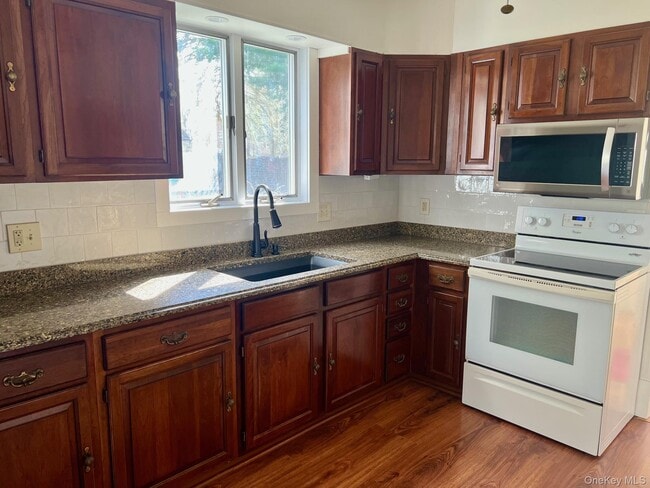 Building Photo - 8 Alden Pl