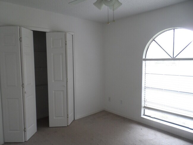 Building Photo - JUST LISTED -5 BEDROOM + BONUS ROOM - DELTONA NO PETS ALLOWED