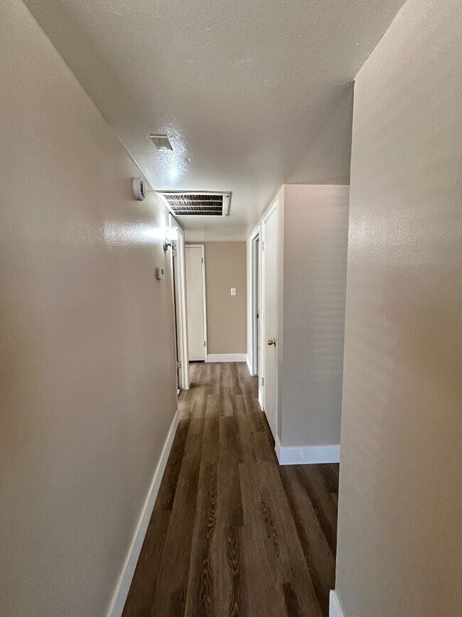 Building Photo - Single Story 3/2 *NO HOA* *NEW* Paint & *N...