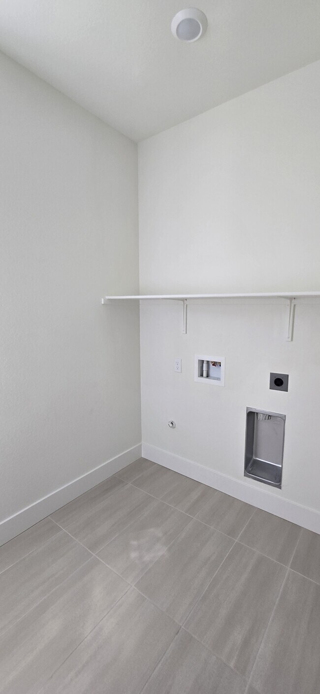Building Photo - Brand New 2025 Solar-Powered 4 Bed, 3 Bath...